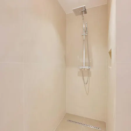 Charming Apt With Ac And Balcony -2br-4p- سوراسْنْ