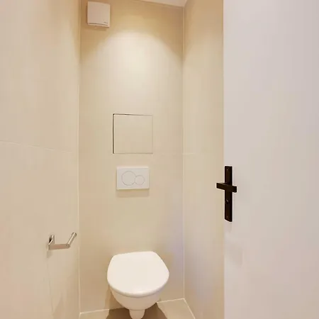 Charming Apt With Ac And Balcony -2br-4p- شقة *