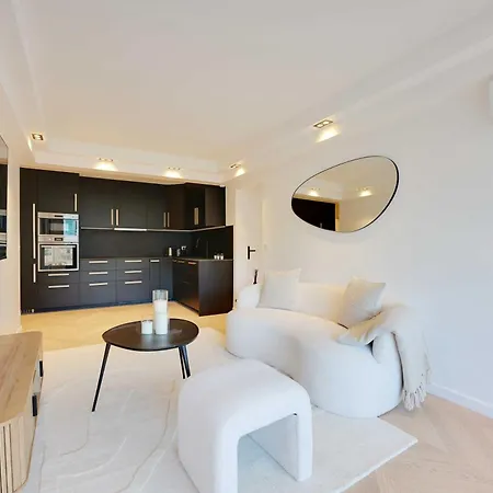 Charming Apt With Ac And Balcony -2br-4p- شقة سوراسْنْ
