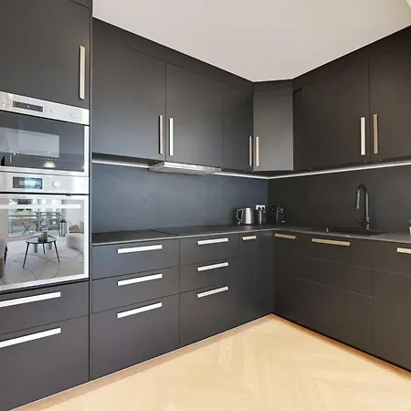 Charming Apt With Ac And Balcony -2br-4p- شقة سوراسْنْ