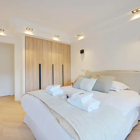 Charming Apt With Ac And Balcony -2br-4p- شقة *