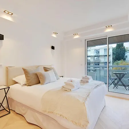 Charming Apt With Ac And Balcony -2br-4p- سوراسْنْ