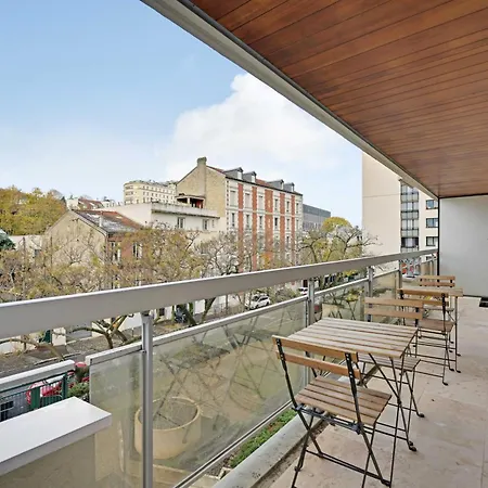 Charming Apt With Ac And Balcony -2br-4p- شقة سوراسْنْ